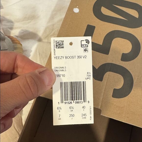 Yeezy Boost 350 V2 in Classic Gray - Picture 9 of 11